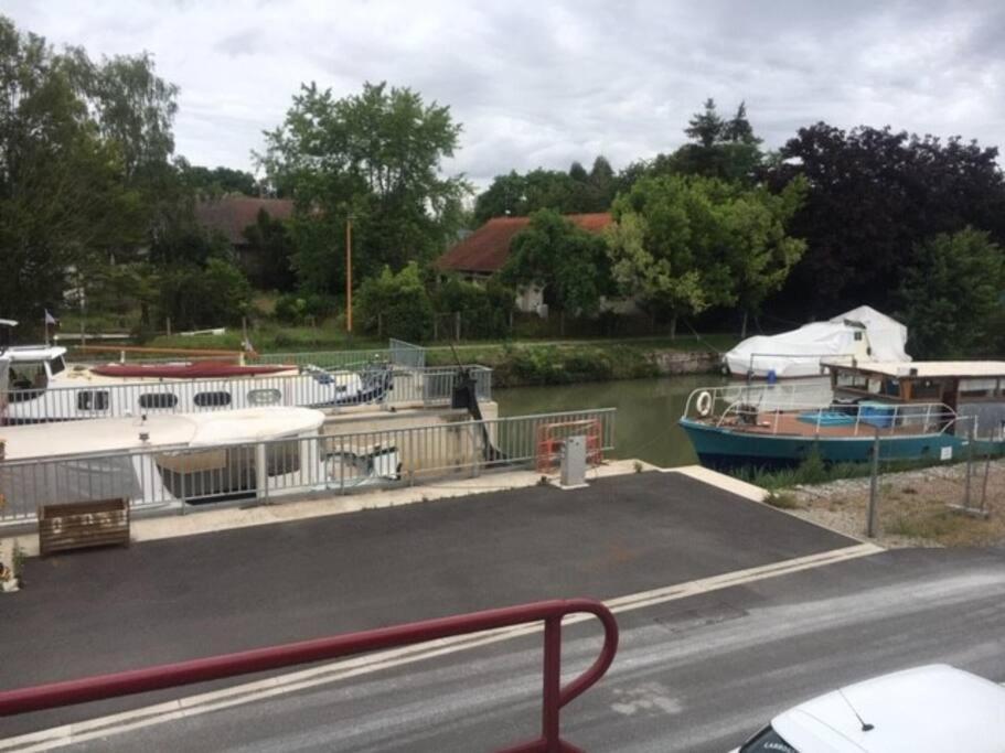 Le Depot Appartement Du Canal 80M2 A Champvert Extérieur photo